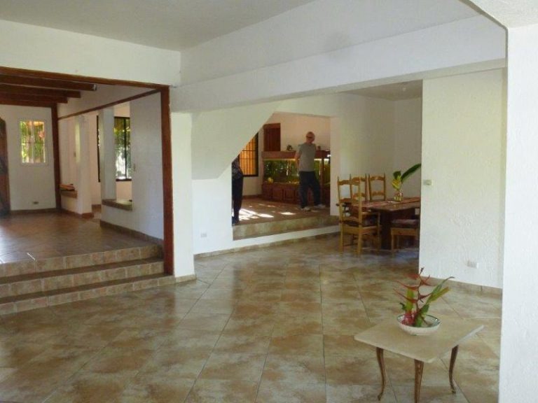Preciosa casa de 2 niveles a orilla del rio Jimenoa