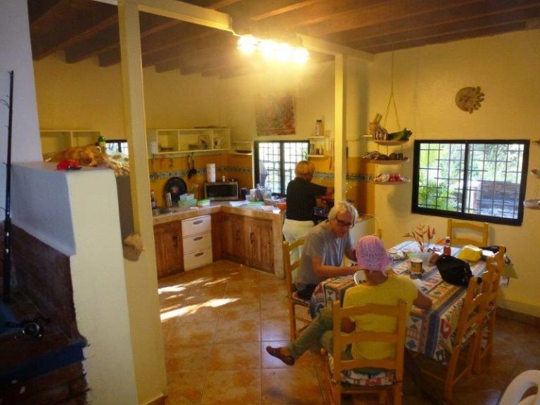 Preciosa casa de 2 niveles a orilla del rio Jimenoa