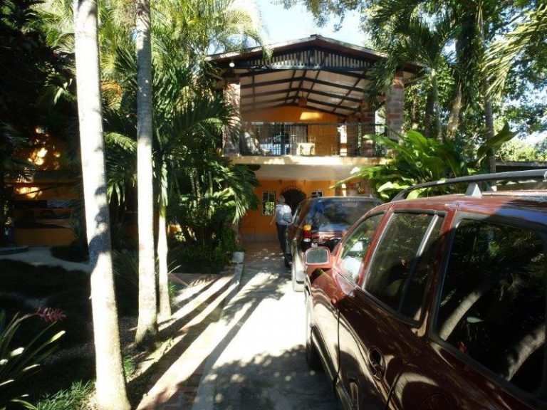 Preciosa casa de 2 niveles a orilla del rio Jimenoa