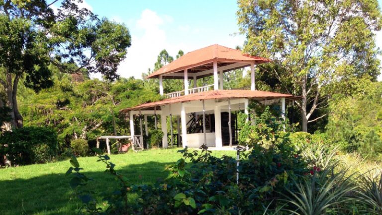 ¡Hermosa propiedad campestre en lomas Hato Damas... con impresionante vista de Santo Domingo!