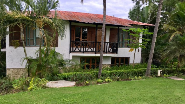 ¡Hermosa propiedad campestre en lomas Hato Damas... con impresionante vista de Santo Domingo!