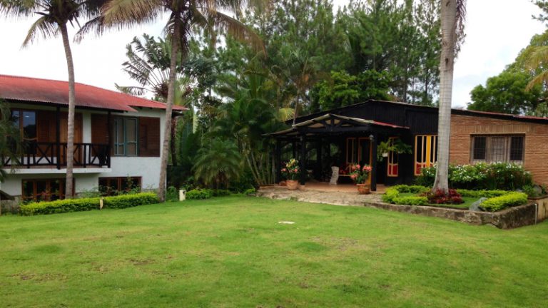 ¡Hermosa propiedad campestre en lomas Hato Damas... con impresionante vista de Santo Domingo!