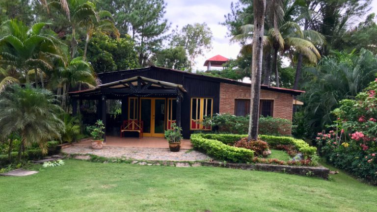 ¡Hermosa propiedad campestre en lomas Hato Damas... con impresionante vista de Santo Domingo!