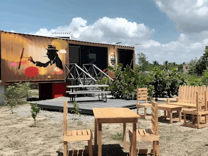 Lodge temático con museo al aire libre de esculturas de material reciclado único en el Caribe y América central