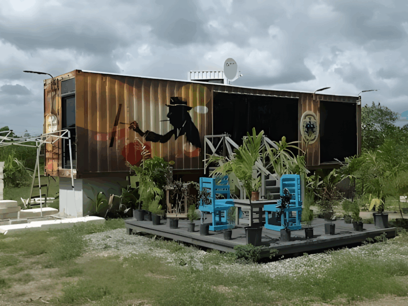 Lodge temático con museo al aire libre de esculturas de material reciclado único en el Caribe y América central