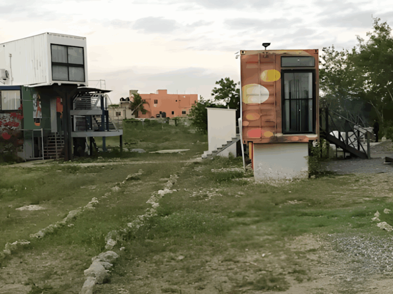 Lodge temático con museo al aire libre de esculturas de material reciclado único en el Caribe y América central